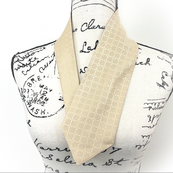 😎Very Handsome Cream Claiborne Mens Silk Tie😎 - Picture 6 of 10